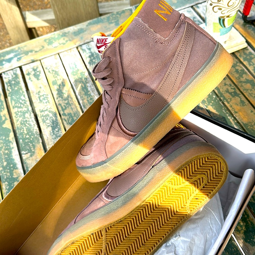 Nice size 13 suede skateboard shoes, gray exterior orange
